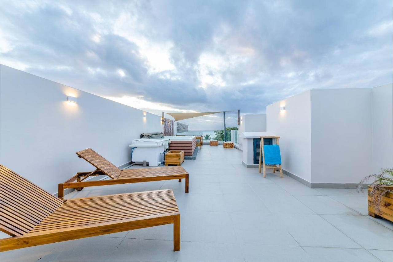 One Bay Residence Unit 15 - Penthouse With Private Roof Top, Jacuzzi And Sea View Grand Baie Exterior photo