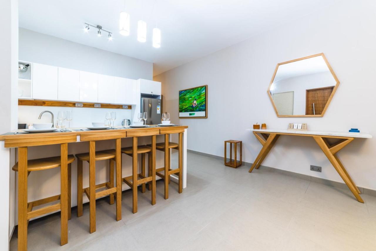 One Bay Residence Unit 15 - Penthouse With Private Roof Top, Jacuzzi And Sea View Grand Baie Exterior photo